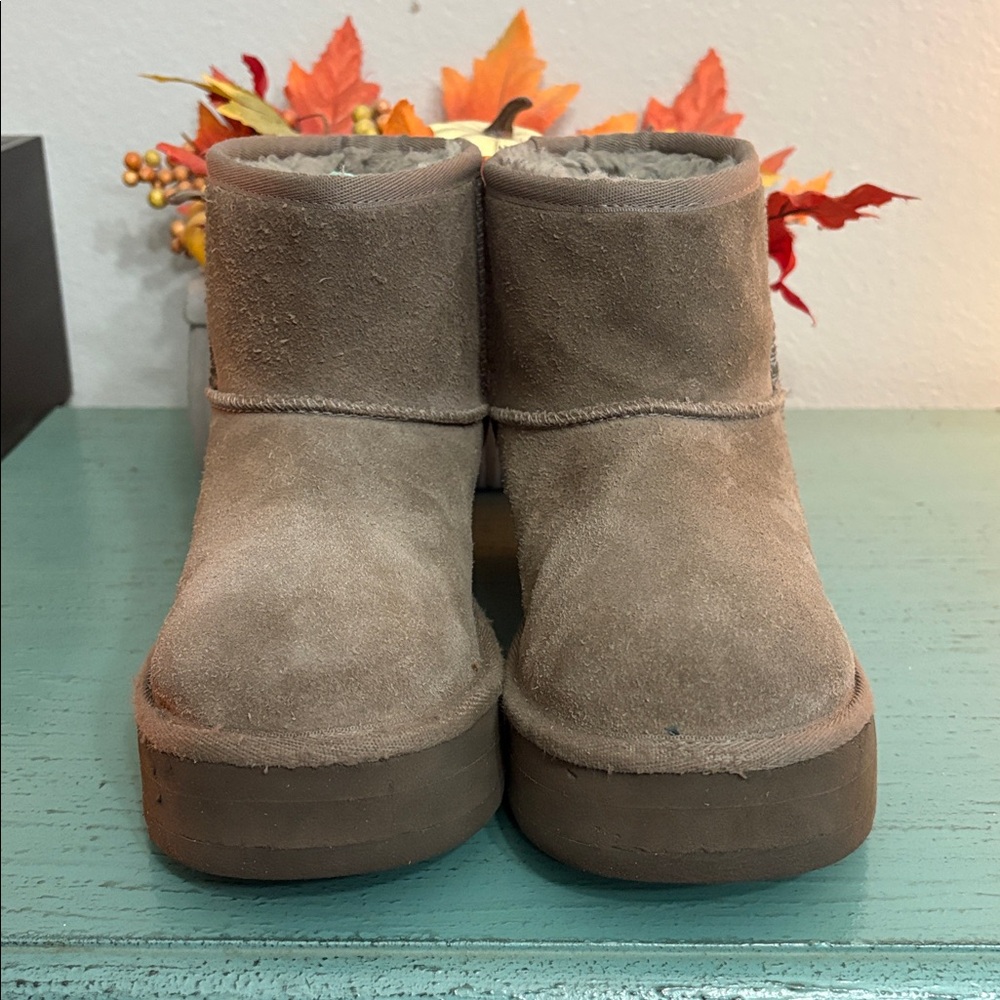 UGG Gray Suede Shearling Boots SZ 4 Girls box 155